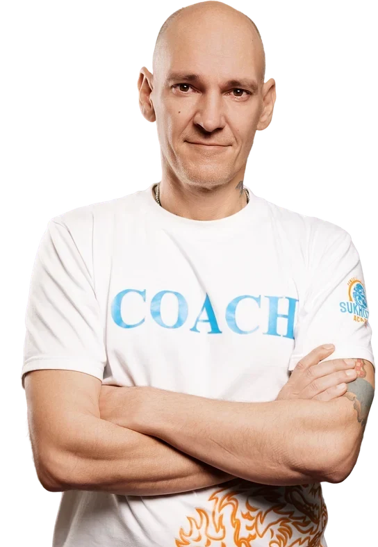 Trainer der Sukhothai Academy im COACH-Shirt
