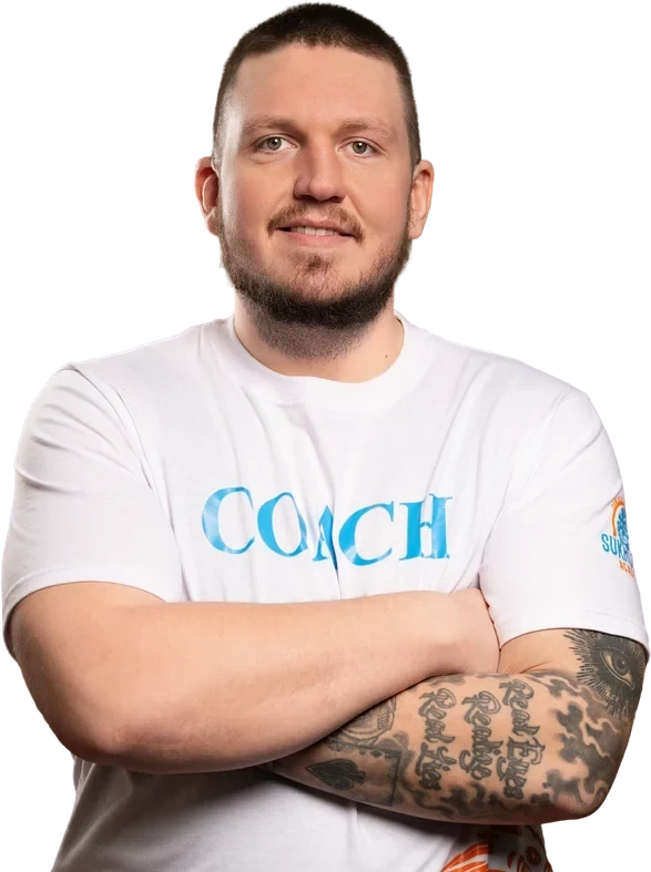 Trainer der Sukhothai Academy im COACH-Shirt