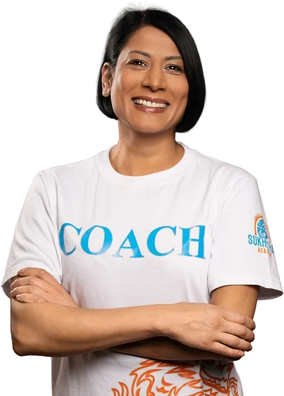 Trainerin der Sukhothai Academy im COACH-Shirt